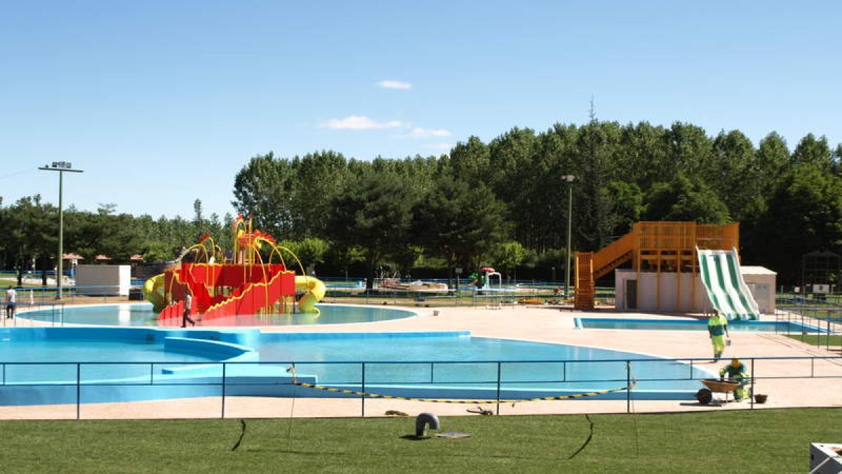 Imagen de archivo de las piscinas de Valencia de Don Juan, uno de los ejes del verano leonés.