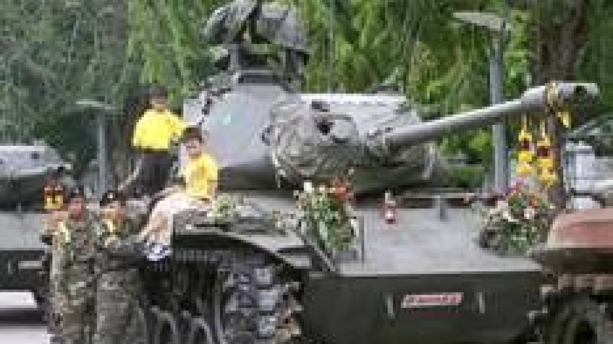Soldados tailandeses juegan con unos niños en un tanque en Bangkok