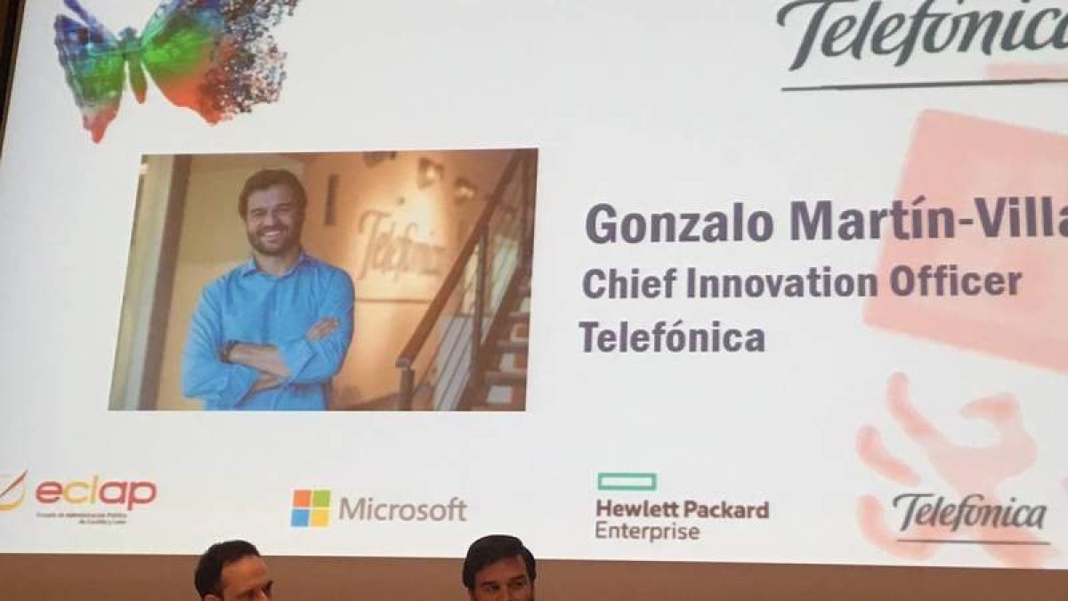 El director global de Innovación del Grupo Telefónica, Gonzalo Martín-Villa (derecha) clausuró la jornada de transformación digital.