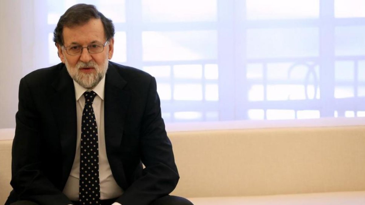 El presidente del Gobierno, Mariano Rajoy, en una dependencia del Palacio de la Moncloa.