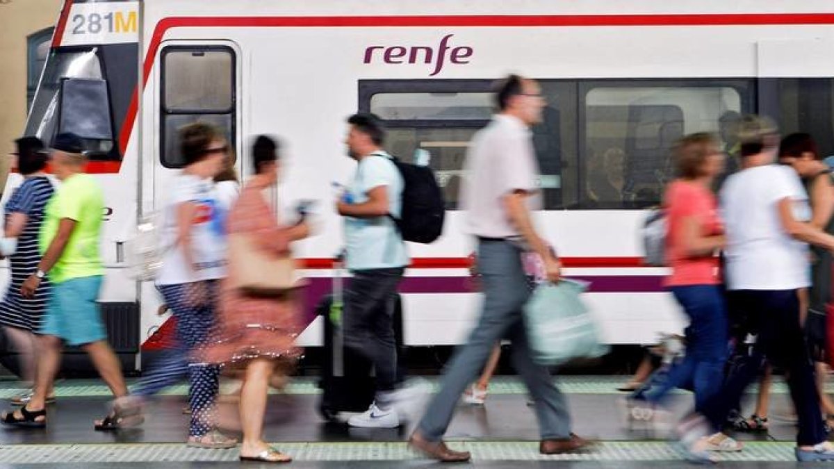 Viajeros en una estación de Renfe. ESCOBAR