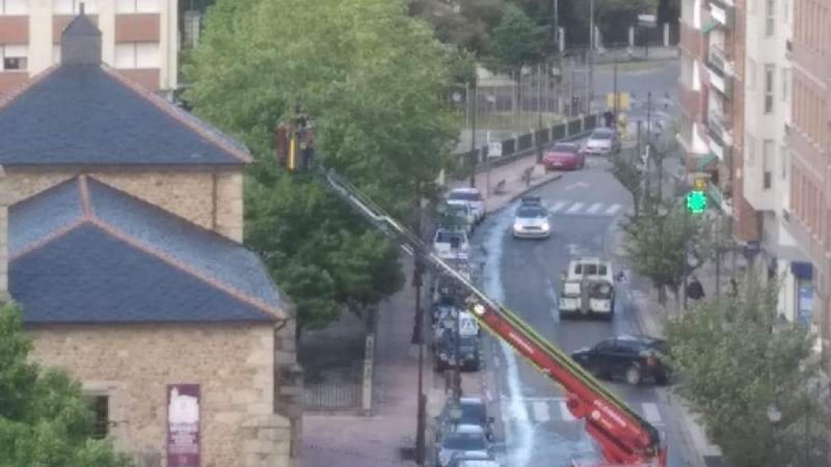 Los bomberos revisaron el estado de la ermita de San Antonio. DL