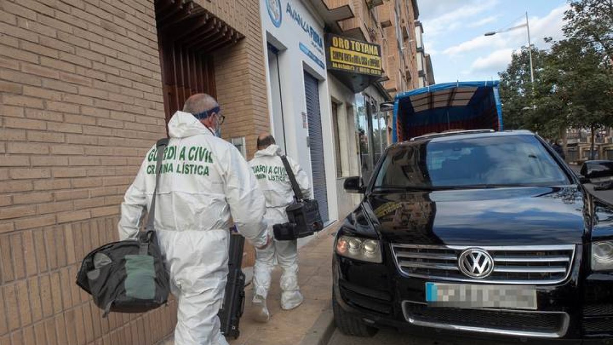 Agentes de la unidad criminalística de la Guardia Civil, en la calle de la Rambla número 7 de Totana (Murcia) donde este miércoles ha aparecido, en el interior de un trastero, el cadáver de una joven de 17 años que llevaba 24 horas desaparecida. Su expareja sentimental, de 17 años, ha sido detenido como presunto autor del homicidio.  MARCIAL GUILLÉN