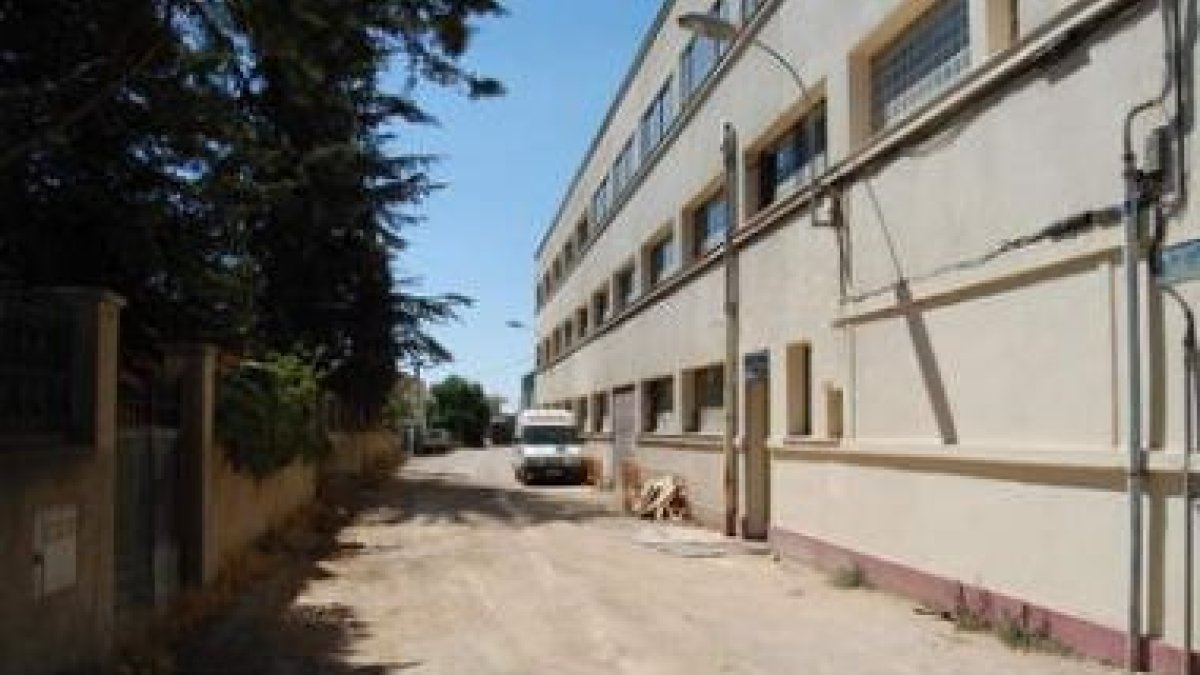 La calle Badillo es un vial de entrada y salida de turismos y camiones por lo que está deteriorada.