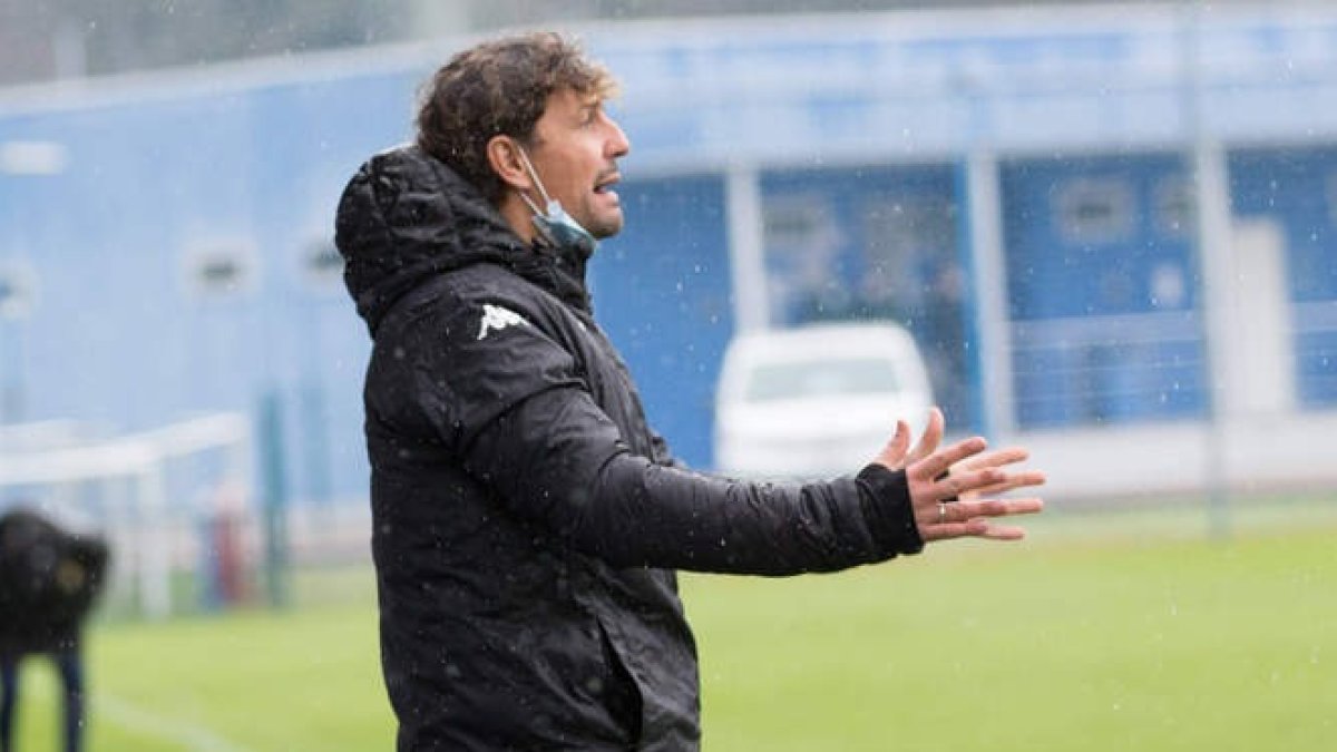 Íñigo Idiakez dando instrucciones a sus jugadores durante un partido de la Cultural. AURELIO FLÓREZ