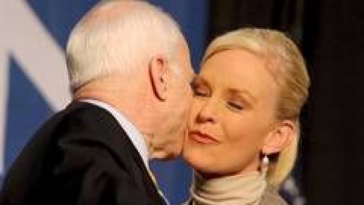 McCain besa a su mujer tras desmentir un lío de faldas con una mujer de su equipo