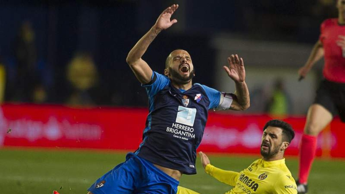 Yuri, muy activo en el ataque de la Deportiva ayer, tuvo un par de buenas ocasiones para batir el marco de Asenjo, pero el poste lo impidió en la más clara. OMAR ARNAU