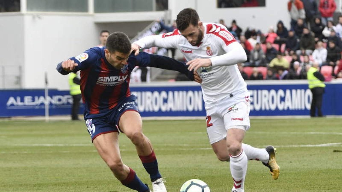 Rodri, a la derecha con el balón en los pies, trabajó de principio a fin del encuentro ante la SD Huesca para llegar con peligro a la portería de Remiro. MARCOS LÓPEZ
