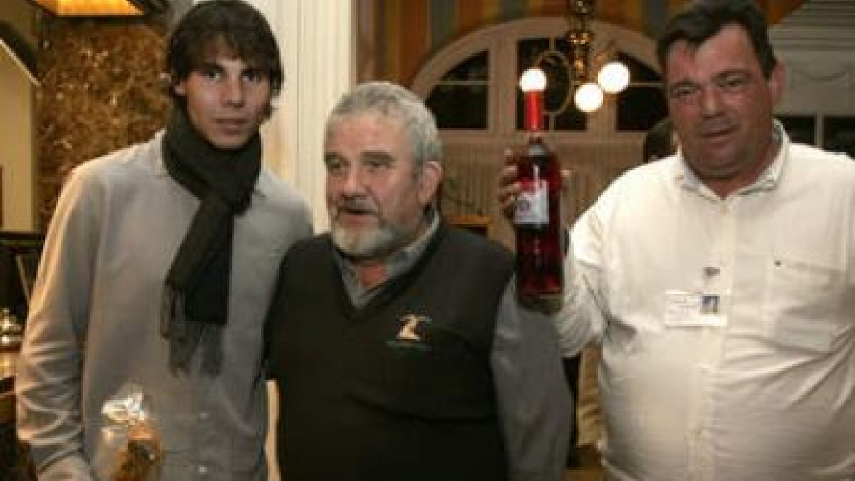 Rafa Nadal con la pata de cecina de chivo que le regaló Tavito, a su lado Manuel Losada.