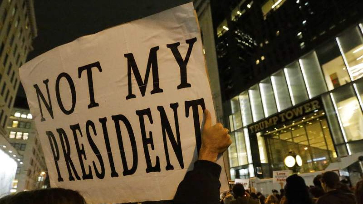 Ciudadanos protestan frente a la Torre Trump, contra el resultado electoral. PETER FOLEY