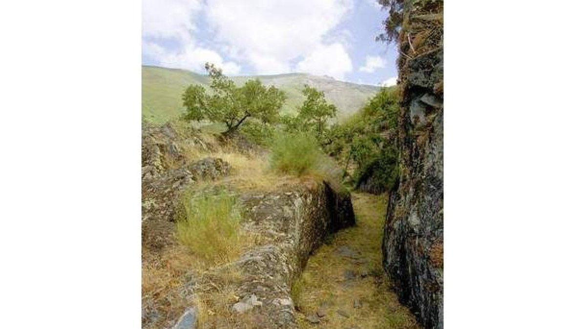 Canales romanos en La Cabrera, por los que discurría el agua para extraer oro de Las Médulas.