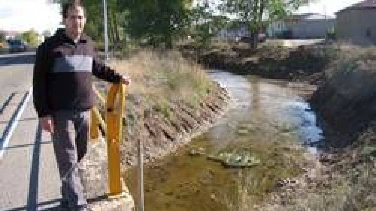 El presidente de la junta vecinal muestra uno de los tramos ya totalmente limpios