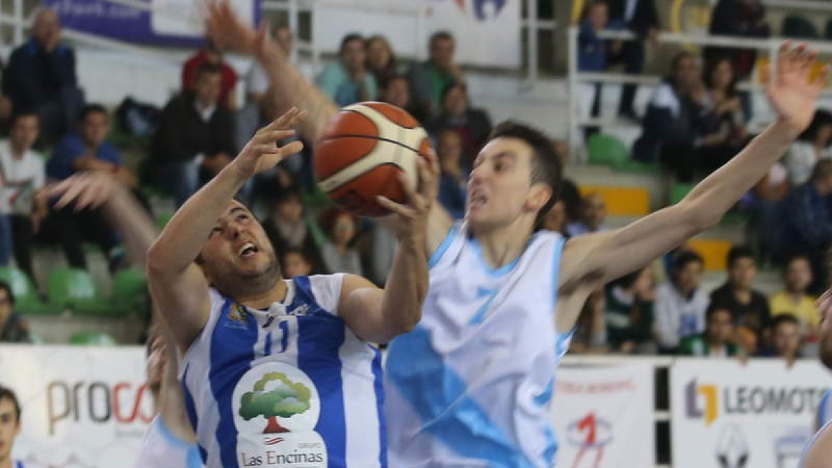 Jorge Fernández entra a canasta ante un rival. L. DE LA MATA