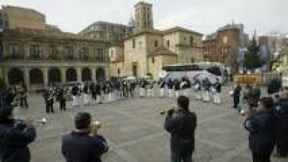 Concentración de diversas charangas de Carnaval en la plaza de San Marcelo