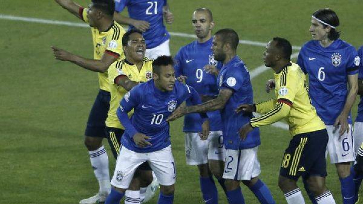 Carlos Bacca, segundo por la izquierda, empuja a Neymar, al final del partido entre Colombia y Brasil.