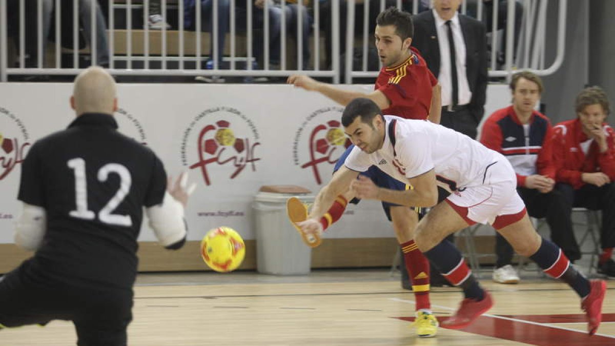 Rafa Usín anotó tres de los diez goles que España endosó a Noruega en Bembibre.