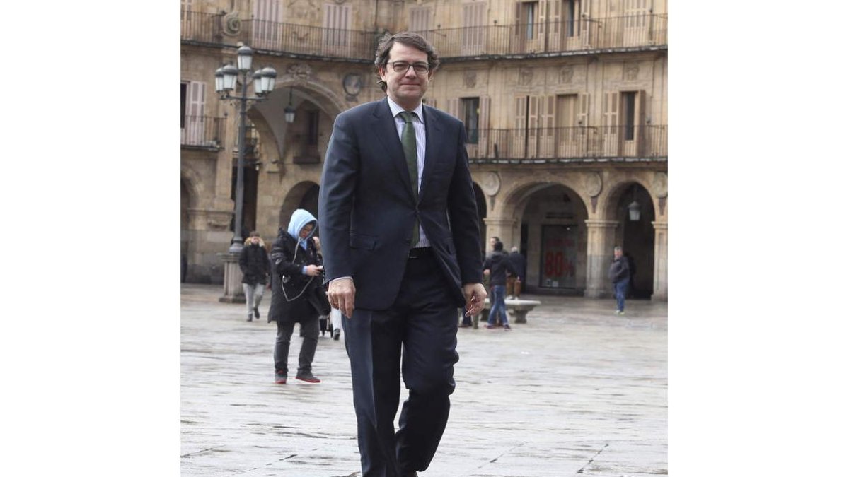Fernández Mañueco, en la plaza Mayor de Salamanca. EFE