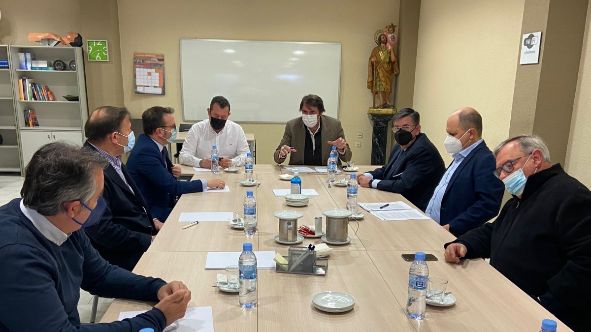 Suárez-Quiñones se ha reunido con las patronales del transporte en León. RAMIRO