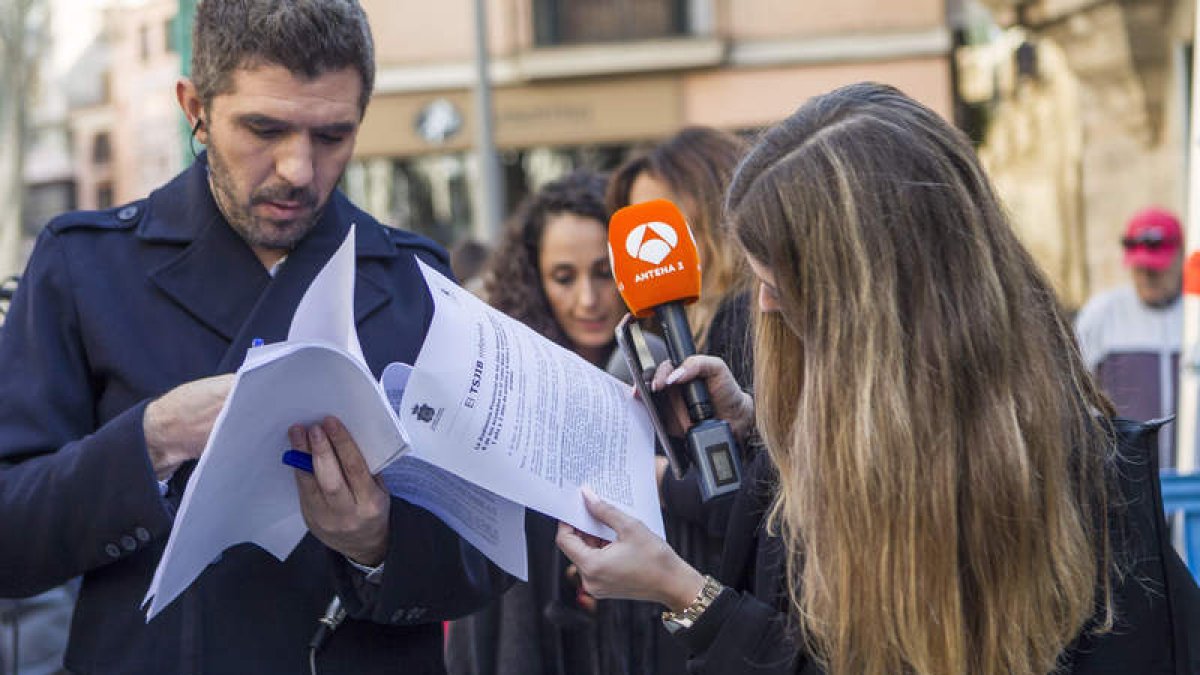 Los periodistas leen la sentencia a las puertas de la Audiencia de Palma. CATI CLADERA