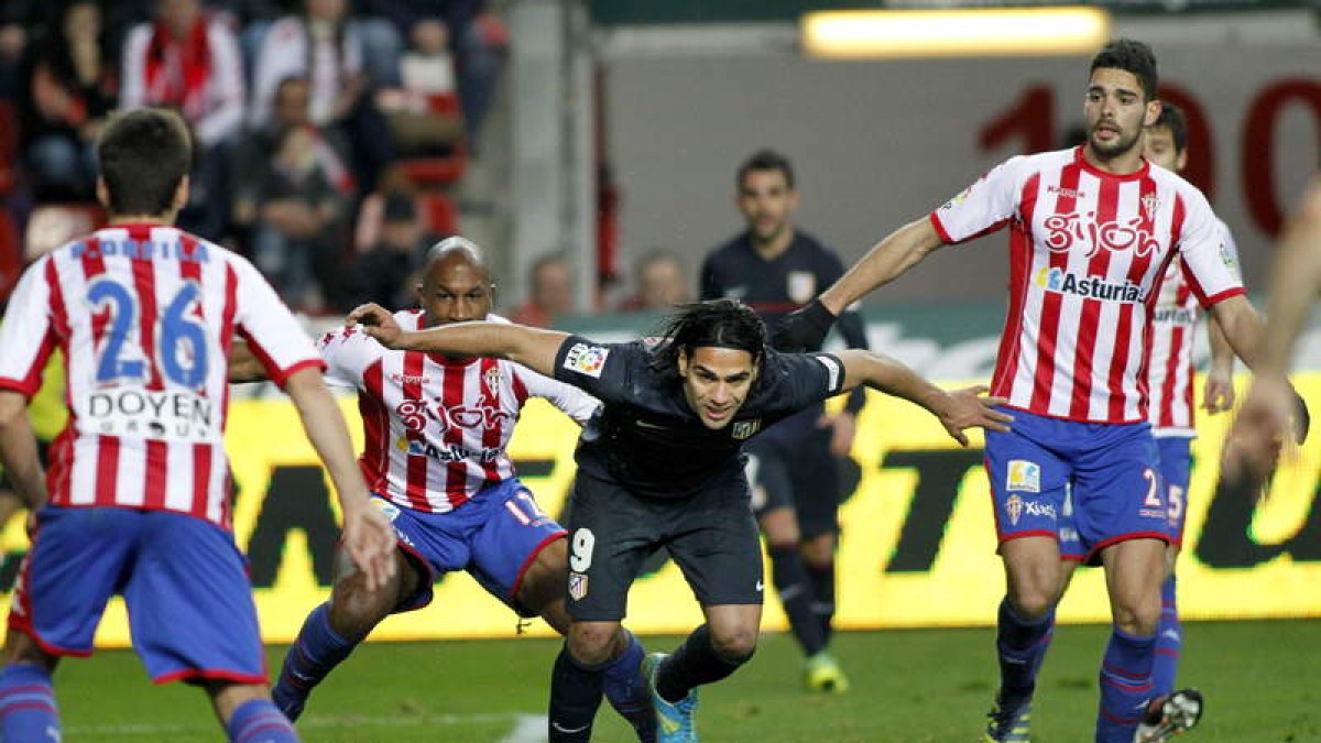 Falcao trata de controlar el balón entre los jugadores del Sporting Orfila, Gregory Arnolin y Botía.