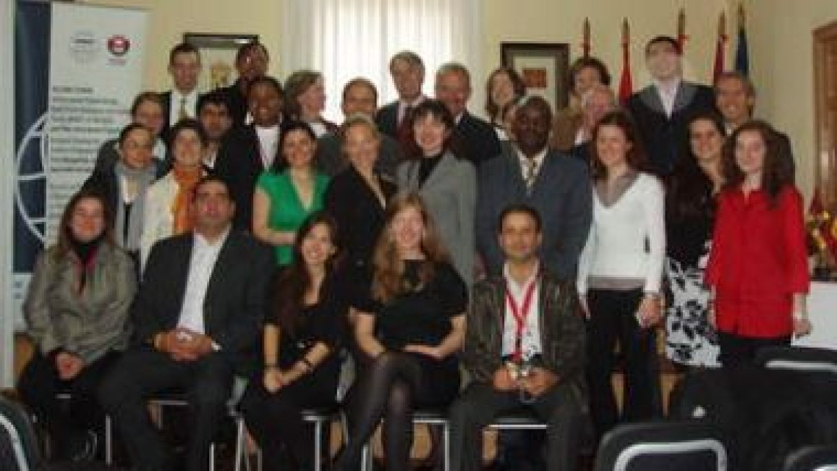 Foto de familia durante el acto oficial de apertura del curso en Gordoncillo