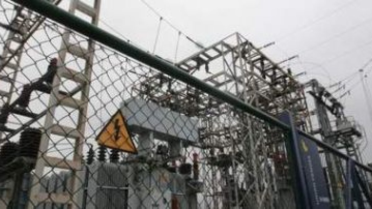 El joven se subió a esta valla que rodea la subestación eléctrica de Fenosa en Fabero.