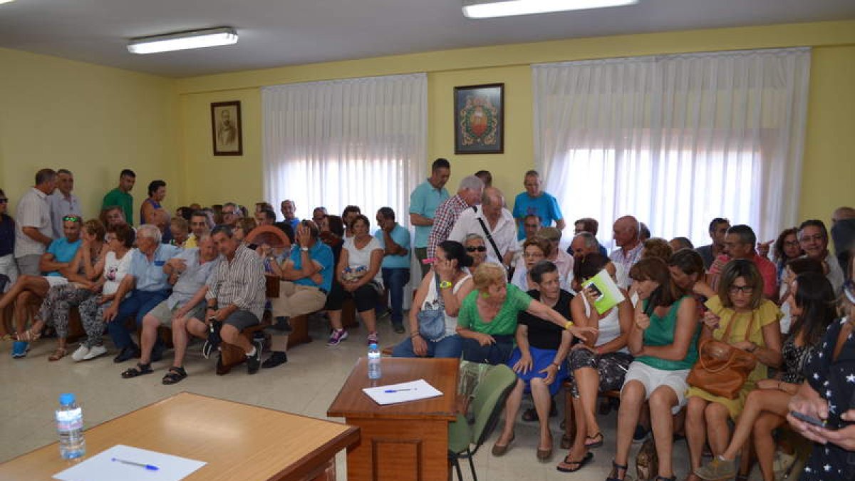 El público llenó ayer el salón de plenos del Ayuntamienrto de Valderas. MEDINA