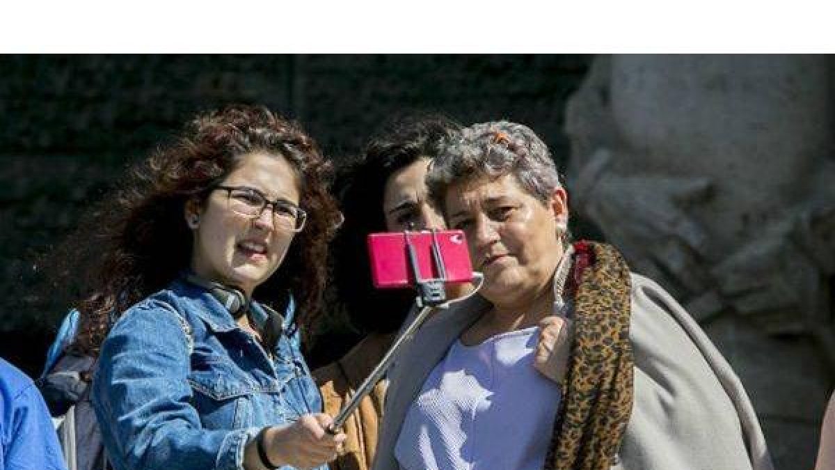 Dos turistas se hacen un autorretrato.