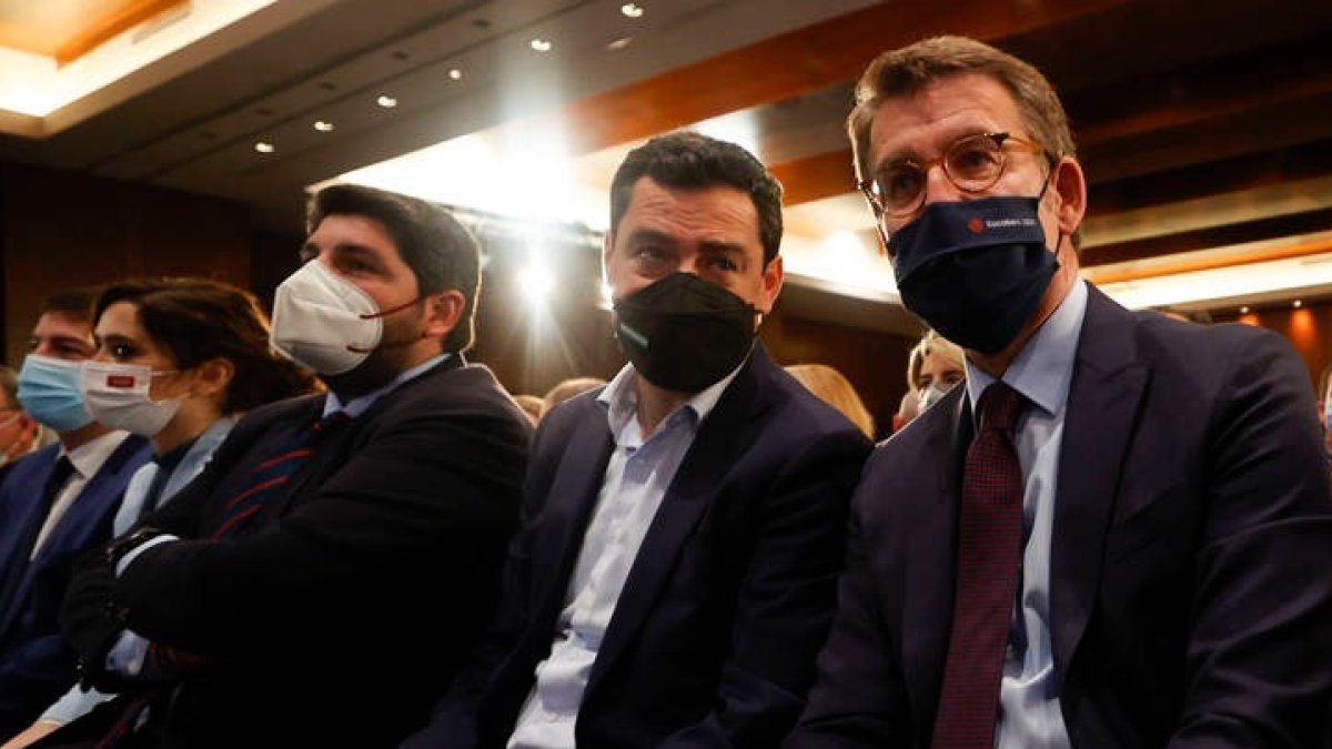 Feijóo, en primer plano, junto al resto de barones populares, hoy. JAVIER LIZÓN