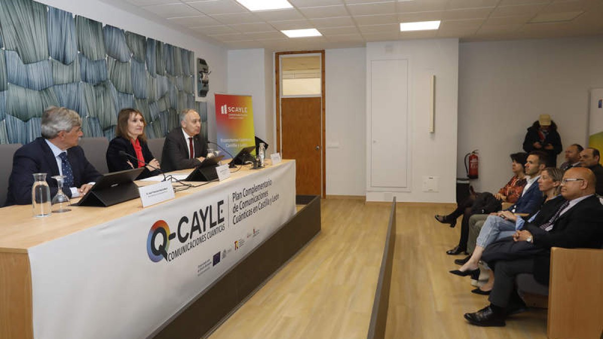 La consejera de Educación, Rocío Lucas, entre los rectores de León y Burgos. FERNANDO OTERO