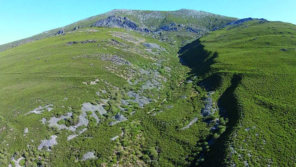 Vista de canales en el monte Teleno. Y debajo a la derecha, parte de la comarca una vez ‘radiografiada’ a través del láser.