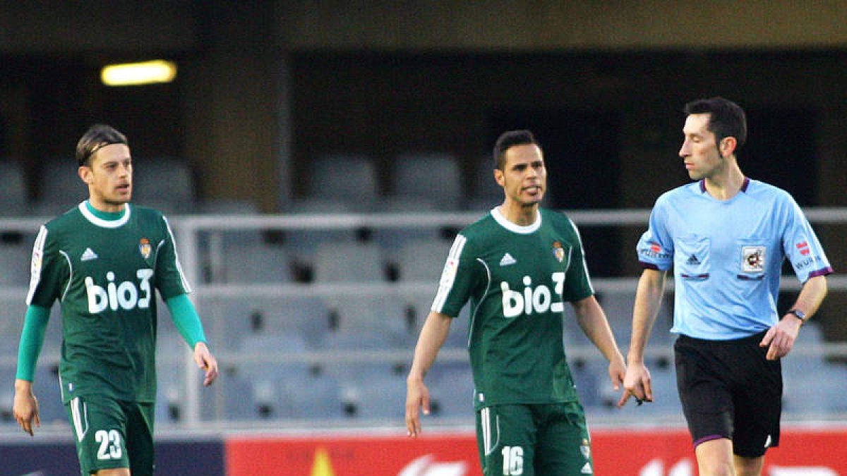 Javi Lara y Acorán protestan a Sagués Oscoz el penalti que le costó un punto a la Ponferradina en el Miniestadi.