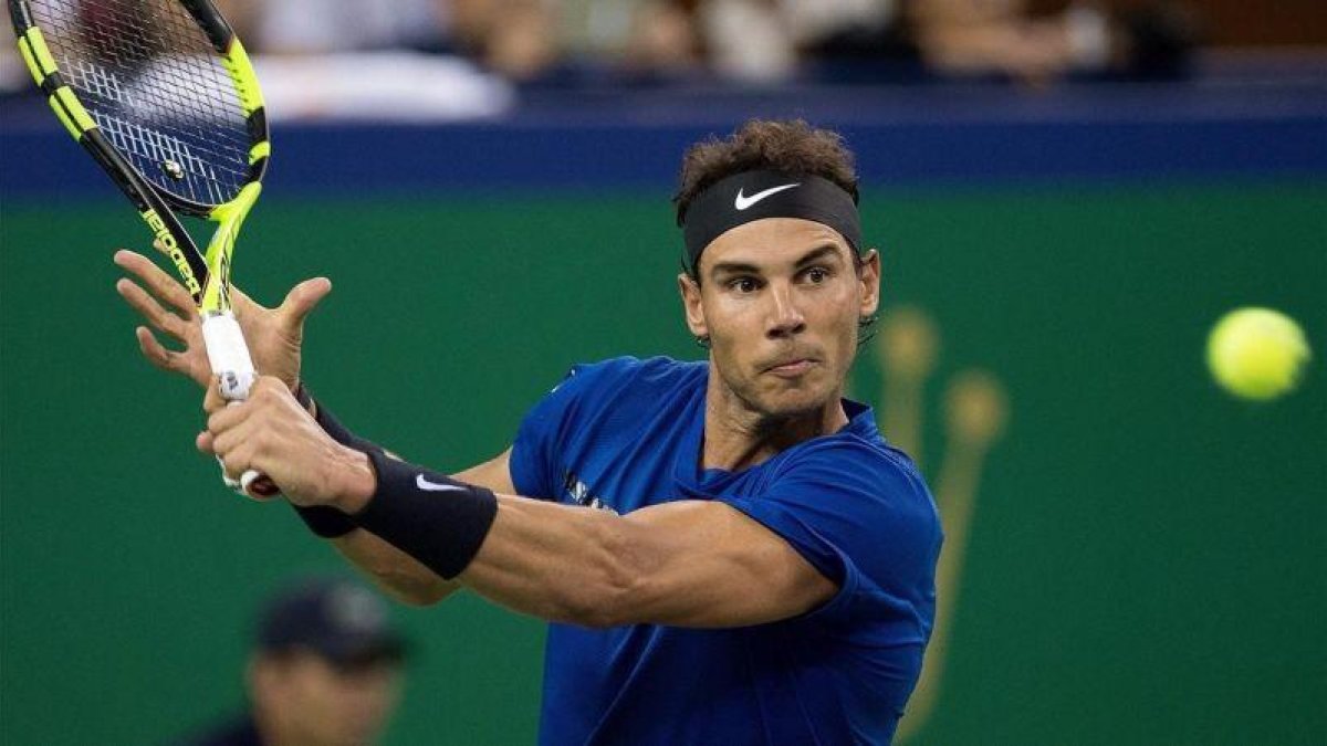 Nadal ejecuta un revés en Shanghái.