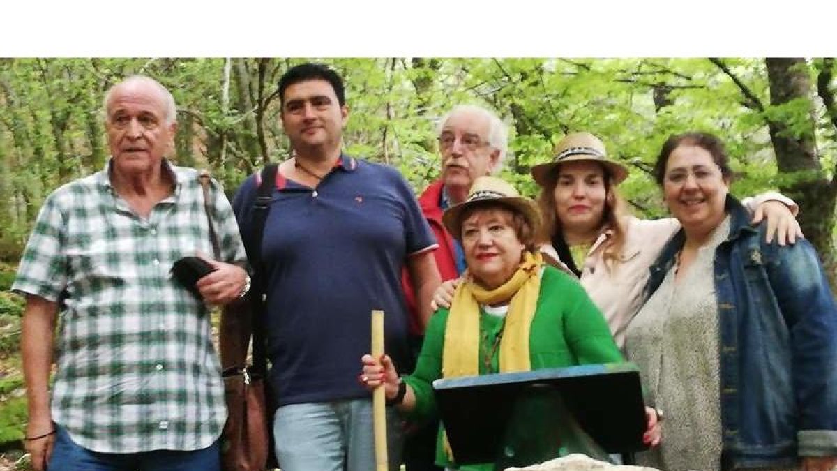 Alfonso García, Manilla Campal, Carmen Busmayor, Marina Díez y Mercedes G. Rojo, en el hayedo. DL