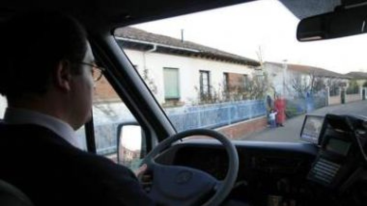 Un vehículo del servicio de transporte a la demanda en la zona del Órbigo.