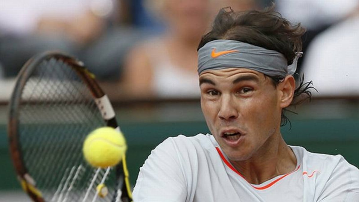 Rafa Nadal devuelve una pelota a Stanislas Wawrinka, durante el partido de cuartos de Roland Garros.