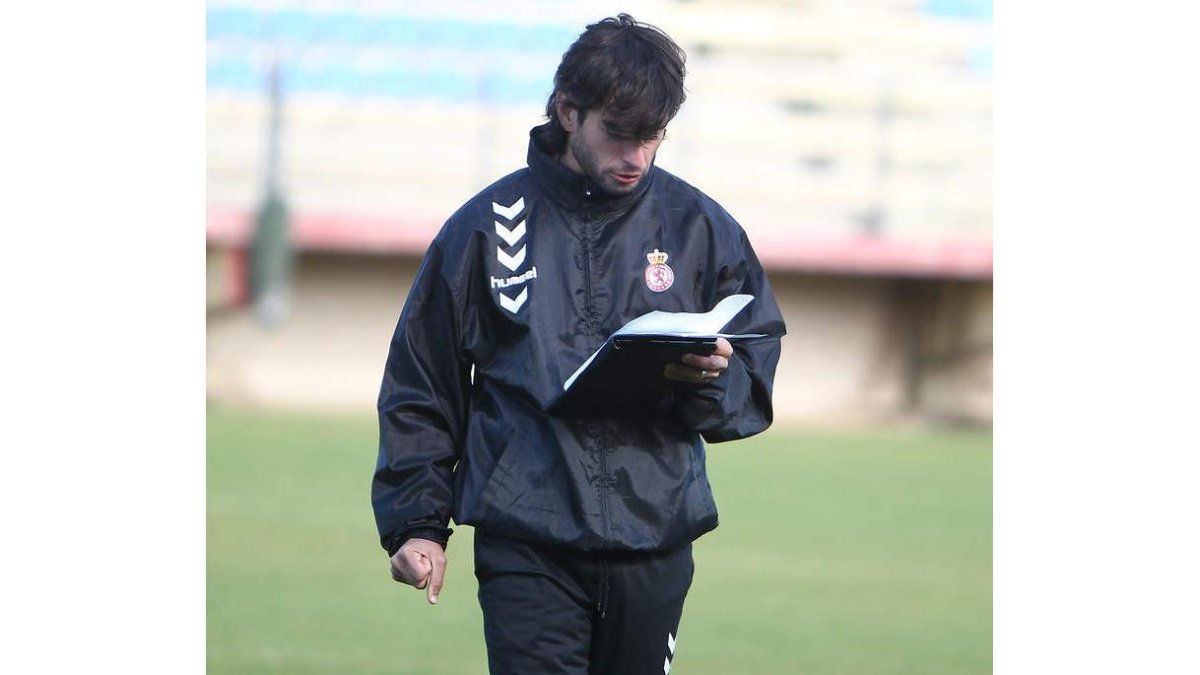 Juan Ferrando está meditando cómo jugarle al Racing de Santander esta tarde.