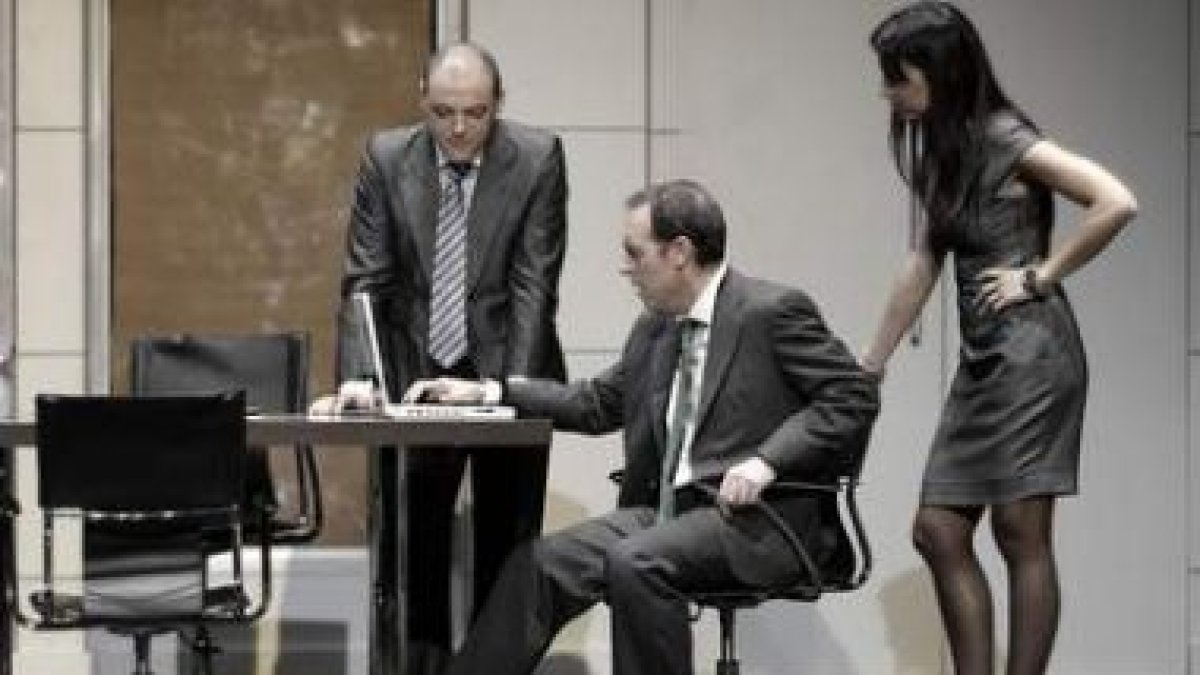 Detalle del plantel de actores de «19:30» en escena.