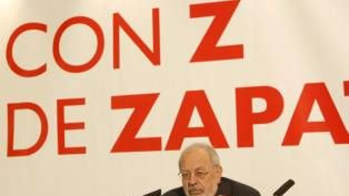 Agustín Turiel, en un momento de su comparecencia de ayer ante los medios de comunicación