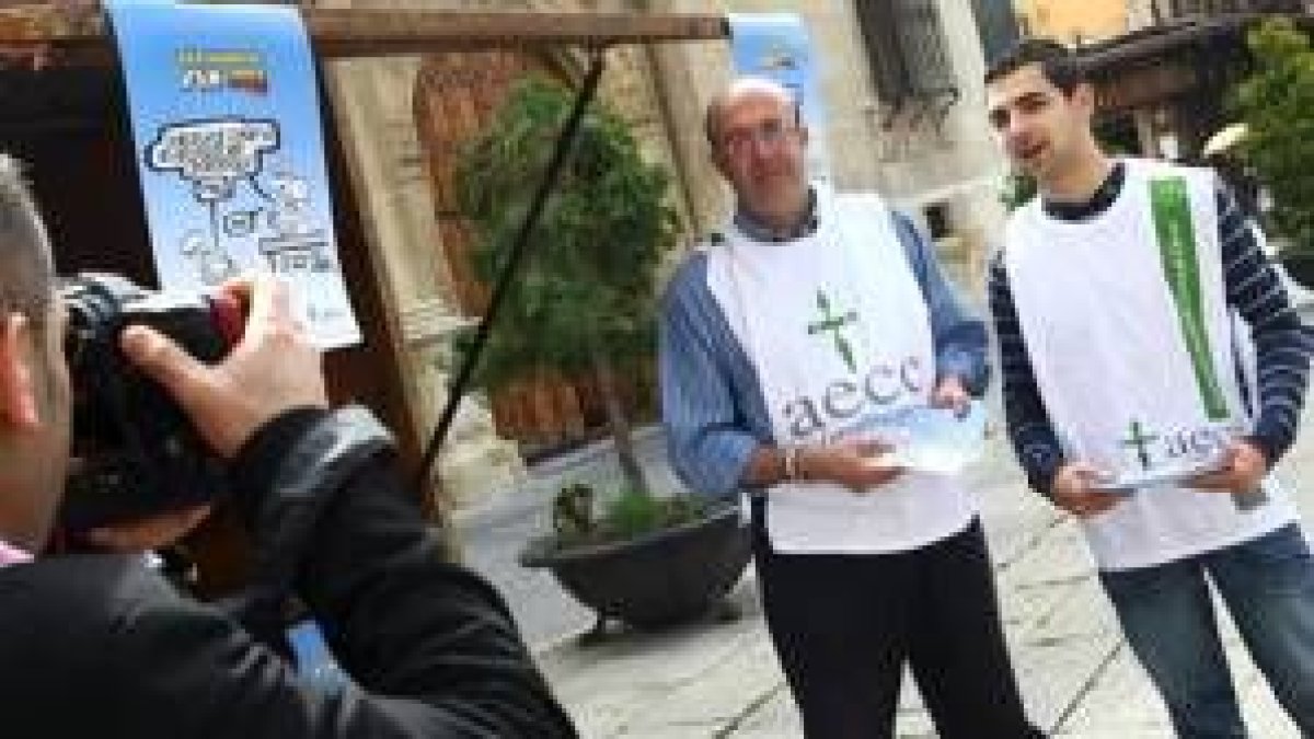 Voluntarios de la Asociación Española Contra el Cáncer en León