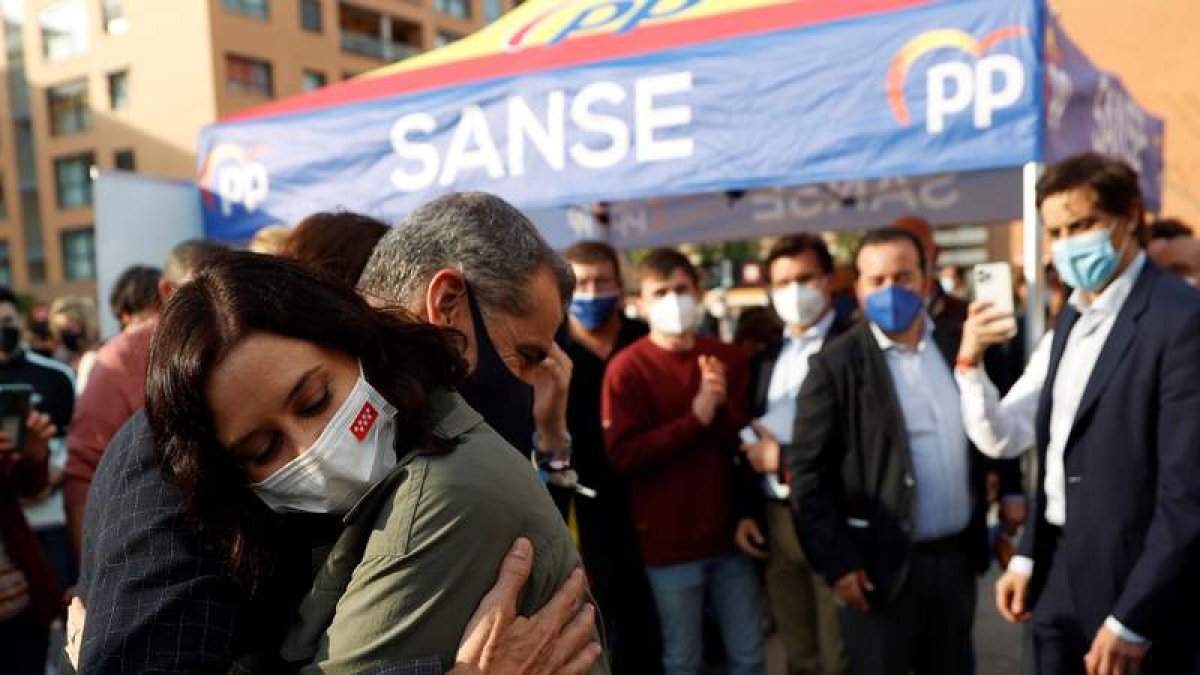 Toni Cantó abraza a Isabel Díaz Ayuso en un mitin en San Sebatián de los Reyes. MARISCAL
