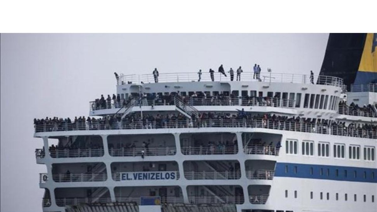Un bebé sirio llegado en barca este domingo a Lesbos.