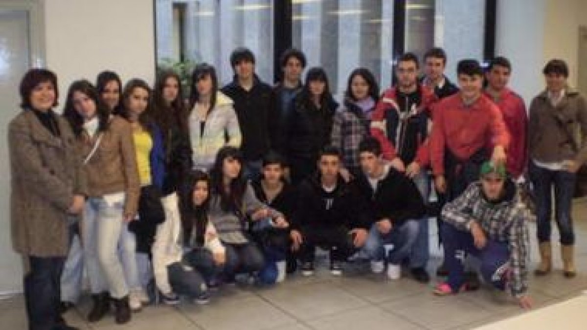 Estudiantes del IES de Astorga, en su visita a la redacción del periódico.