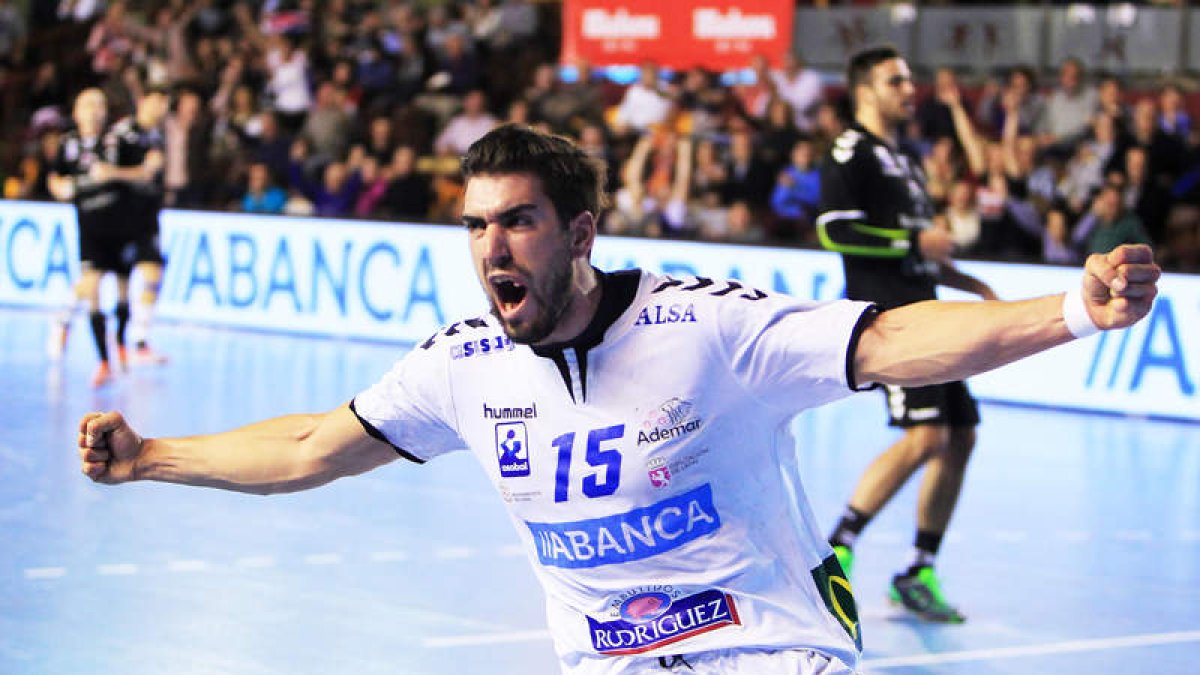 Juanjo Fernández, uno de las referencias defensivas del equipo leonés, celebra uno de los dos tantos que ayer llevaron su firma. SECUNDINO PÉREZ