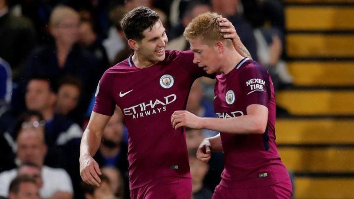 De Bruyne celebra con Stones su gol ante el Chelsea.