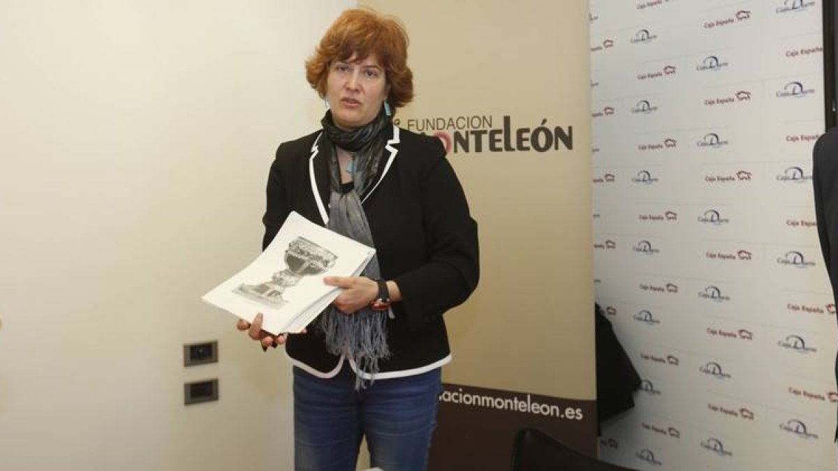 Margarita Torres con una imagen del Santo Grial