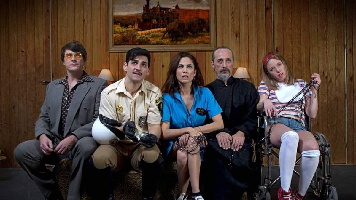 Los actores Javier Márquez, Fran Perea, Toni Acosta, Javi Coll y Ainhoa Santamaría. DL