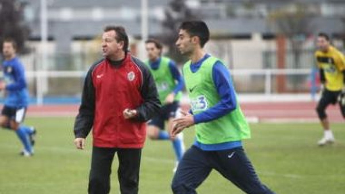 Rubén Vega, junto a José Carlos Granero, puede volver hoy a la titularidad en El Toralín.
