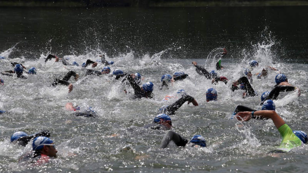 El Lago de Carucedo fue un marco inmejorable para la prueba de natación.