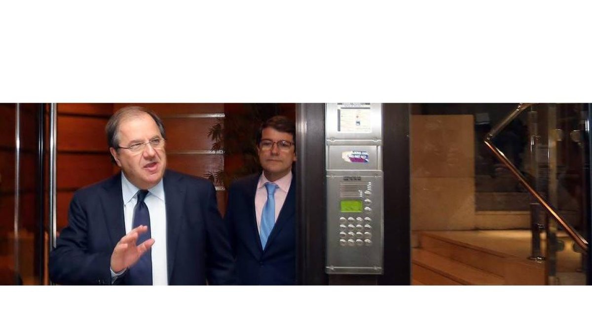 Herrera sale de la reunión con los dirigentes del PP de la Comunidad